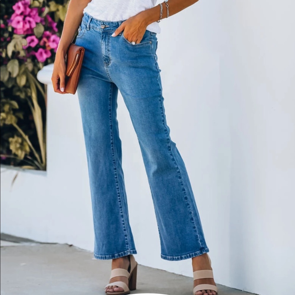 Wide leg medium wash cropped denim jeans size small / 27